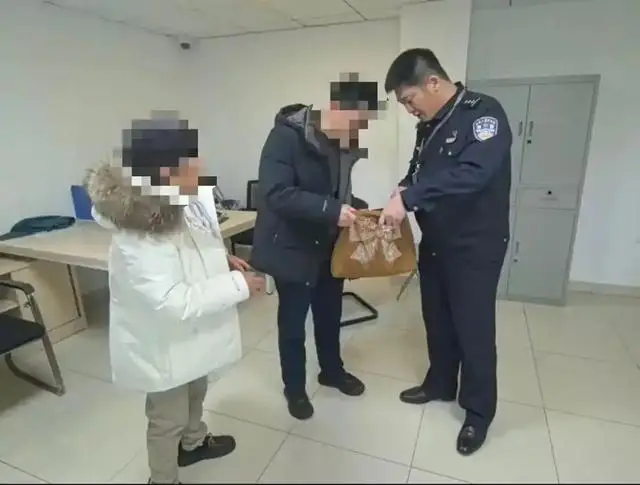 夫婦路邊散步撿到帆布袋，里面裝了20多個(gè)紅包共7萬多元，失主回應(yīng)：是4個(gè)孩子的壓歲錢