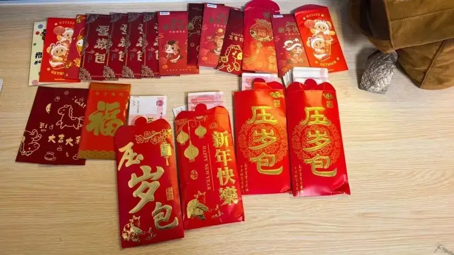 一商務(wù)車大年夜在上海市中心掉下1只帆布袋，滬上老夫妻拾起一看：不得了！趕快報警！真相出人意料